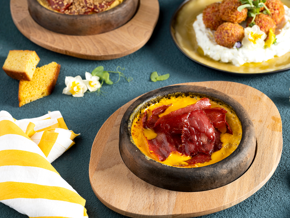 GÜVEÇTE CHEDDAR SOSLU DANA BACON